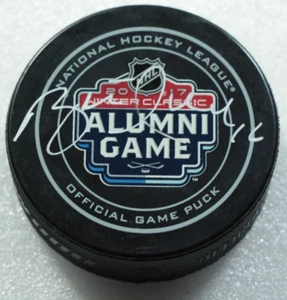 St. Louis Blues Brett Hull 2017 Winter Classic Alumni Game Autographed Puck - Picture 1 of 5