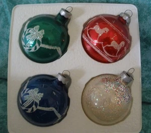 VINTAGE PYRAMID STENCILED ORNAMENTS~4 PCS~WREATH ROCKING HORSES HOLLY~USA~IOB - Picture 1 of 5