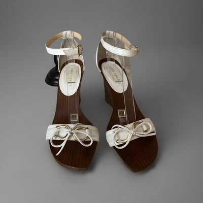 Sandalias Kate Spade Horsebit adornadas talla 6,5 punta abierta suela de madera cuña Foto 1 de 4