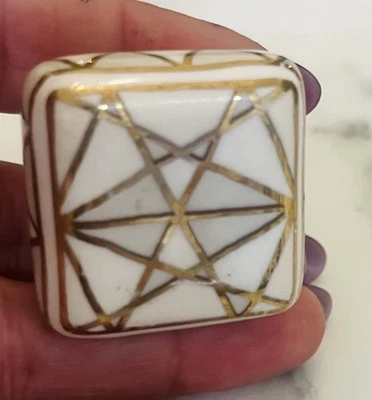 Botão de gaveta de cerâmica branca ouro linhas geométricas formato quadrado 1,5” glam moderno - Imagem 1 de 4