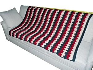 Überwurf gehäkelt 63x45 Landhaus Kern Handarbeit Waldgrün dunkelrot weiß - Bild 1 von 5