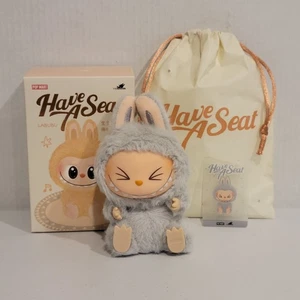 Auténtico colgante de felpa HEHE Have A Seat Pop Mart LABUBU The Monsters - Imagen 1 de 2