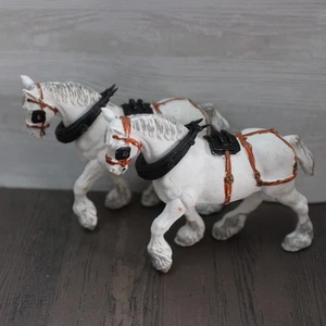Paar Britains weiße schwere Pferde mit Geschirr - Vintage 1:32 Farm Serie - Bild 1 von 8