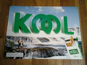Letrero de metal Kool Cigarettes 1997 cascada con excursionistas 18" X 24" - Imagen 1 de 4