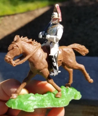 Crescent Toy Co. Ltd SOLDADO DE PLÁSTICO MONTADO A CABALLO CON ESPADA INGLATERRA 3,25" Foto 1 de 4