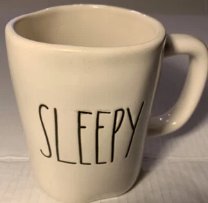 Taza ""Sleepy"" coleccionable Rae Dunn de la colección artesana de Magenta - Imagen 1 de 12