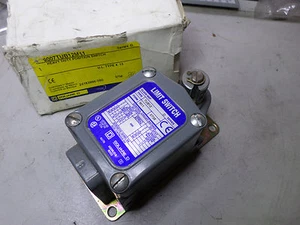 SQUARE D SCHNEIDER - HEAVY DUTY LIMIT SWITCH - M11 Form 9007-TUB12 - Picture 1 of 4
