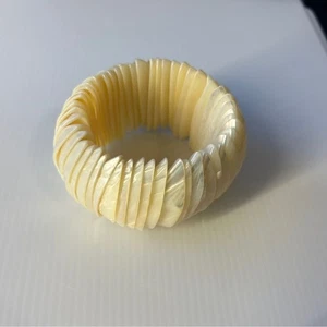 Elegant Cream color natural Shell Bracelet OS stretchy - Picture 1 of 4