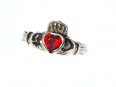 Anillo de plata esterlina celta Claddagh amante circonita roja circonita cúbica Foto 1 de 3