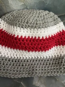 Ohio State Farben Kleinkind/Kind Beanie Größe 2-4 Jahre handgehäkelt Fußballmütze USA - Bild 1 von 2