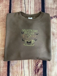 Neu! Hanes Nightmare Before Coffee individuell besticktes braunes Halloween Sweatshirt - Bild 1 von 9