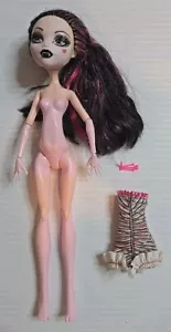 Monster High Dawn Of The Dance Faded Draculaura Dress & 1 Earring - Picture 1 of 10
