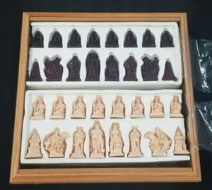 Juego de ajedrez de resina para vaqueros e indios en caja de madera con tablero - Imagen 1 de 12