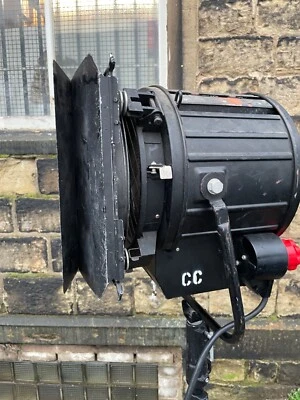 IANIRO /  ARRI TYPE CASTOR 2KW FRESNEL FOCUS SPOT WITH BROOM  ADJUSTING KNOBS - Image 1 of 4