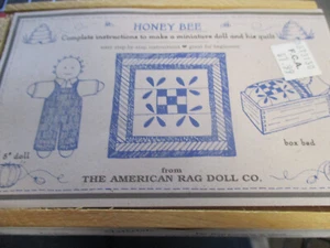 Vtg HONEY BEE MINIATURE 5" AMERICAN RAG DOLL & QUILT Pattern w/Box Bed SEALED - Imagen 1 de 3