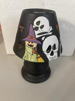 Candelabro de luz de té de Halloween con base y sombra bruja y calaveras Foto 1 de 2