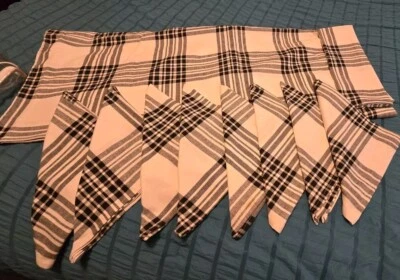 Table Cloth and 8 Napkin Set, Very Nice!! - Image 1 of 3