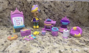 Shopkins Happy Places Disney Rapunzel Painters Corner with Golden Gleam Shoppie - Picture 1 of 7