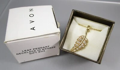 Collar AVON 2008 Tono Bronce Hoja Colgante Estrás Nuevo en Caja 6680 Foto 1 de 4