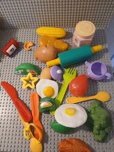 Riesiges gemischtes Set aus Kunststoff Spielfutter und andere verschiedene Küchen - Bild 1 von 2