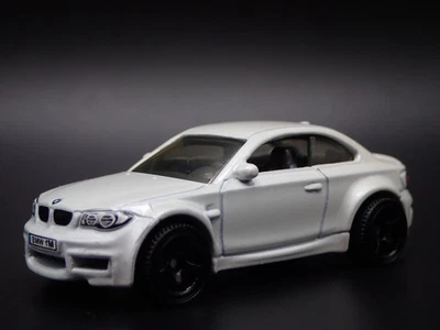 BMW 1M 2007-2013 CUPÉ E82 ESCALA 1:64 DIORAMA COLECCIONABLE MODELO COCHE FUNDIDO Foto 1 de 4