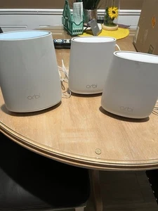 Netgear Orbi Mesh WLAN System - RBR40 Router + 2 RBS20 Satelliten gebraucht - Bild 1 von 6