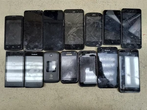 Lotto 14 Telefoni Smartphone - Varie Marche - VENDUTI COSÌ COME SONO / ROTTI / PER RICAMBI - Foto 1 di 7