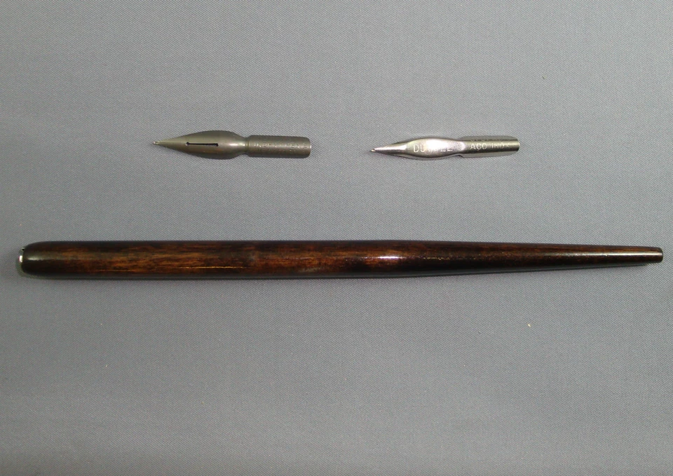 CALLIGRAPHIE PORTE PLUME COULEUR MARRON DESSIN + 2 PLUMES OFFERTES PEN BROWN