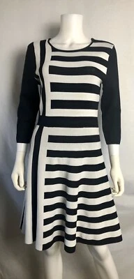 Vestido Suéter Eliza J Negro Blanco Rayas Talla Grande L Calce Elástico Acampanado Vacaciones Foto 1 de 4