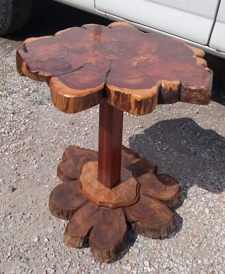 Mesa auxiliar / mesa auxiliar Live Edge de cedro y pino (ET488) Foto 1 de 4