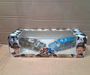 Dale Earnhardt & Richard Petty 1:25 7-Time Diecast Suburban Bank Set - Bild 1 von 5