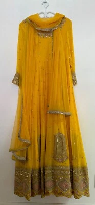 Vestido Formal Indio Anarkali Amarillo con Bordado de Lentejuelas Foto 1 de 4