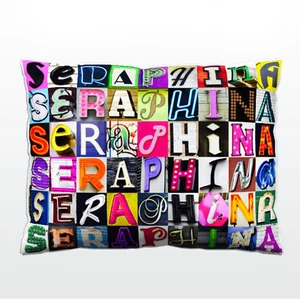 Personalisiertes Kissen mit dem Namen SERAPHINA auf Foto von tatsächlichen Zeichenbuchstaben - Bild 1 von 1