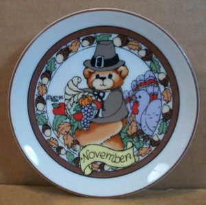 1986 Enesco ~ Lucy And Me ~ 4" Bärenteller ~ November "Thanksgiving" ~ Japan - Bild 1 von 3