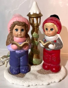 VINTAGE CHRISTMAS LARGE CERAMIC CHRISTMAS SCENE CAROLERS LIGHTED LAMP POST - Picture 1 of 16