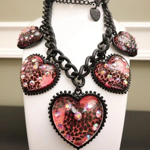Betsey Johnson necklace 5 Lucite hearts magenta glitter pink crystal black metal - Picture 1 of 12