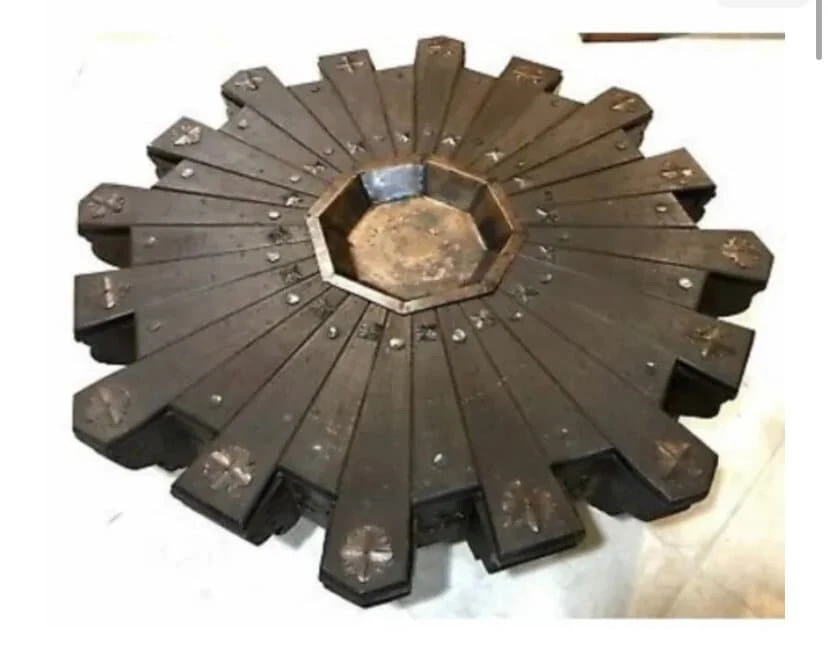 Mesa de Tablones de Madera de Caoba Octágono Renacimiento Español con Rosetas Brutalistas de Metal  Foto 1 de 4