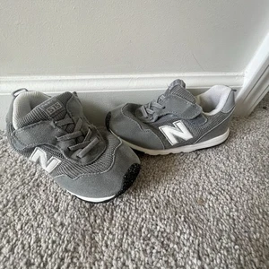 New Balance Kleinkind Hook and Look grau Turnschuhe Größe 9 - Bild 1 von 6
