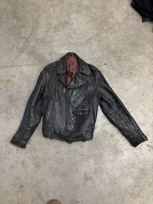 Jaqueta de couro vintage década de 1960 para motocicleta bolso D tamanho 40 pátina desgastada - Imagem 1 de 4