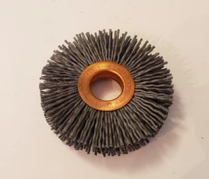 Weiler Nylox 2-1/2"" Radbürste 0,035"" Borstendurchmesser 180er-Körnung 5/8"" Loch 29280 - Bild 1 von 3