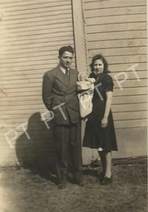 Foto Original De Colección Hombre Joven Guapo Mujer Bonita con Bebé Años 30 Linda Pareja - Imagen 1 de 3