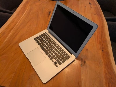 Apple MacBook Air 13,3 Zoll (128GB SSD, Intel Core i5 4. Gen., 2,60GHz, 4GB RAM) - Bild 1 von 4