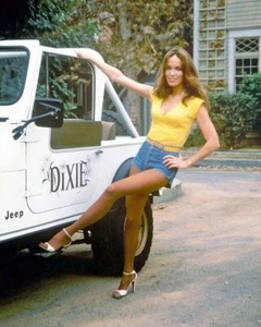 Herzöge des Himmelsgusses, Katharina Bach Gänseblümchen mit ihrem Jeep 8x10 Foto 252 - Bild 1 von 2
