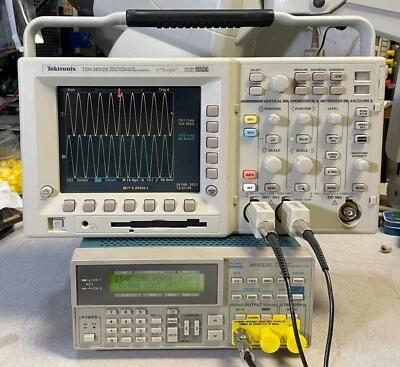 Tektronix TDS3032B 2 CH DPO Oscilloscope 300MHz 2.5GSa/s, TRG FFT - Image 1 of 4