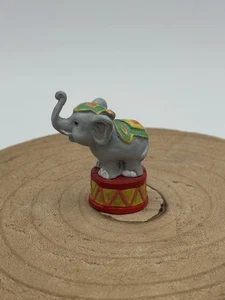 Vintage Miniatur Zirkus Elefantenrüssel stehend auf Wanne 1,5" Heavy Metal Mini - Bild 1 von 6