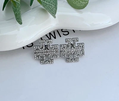 Серьги-гвоздики с логотипом циркония Tory Burch Kira серебро 1,8 см - Изображение 1 из 4