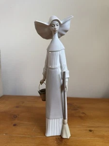 Rare Lladro Nun ‘ Morning Choirs ‘ No Faults - Picture 1 of 4
