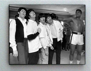 Rara foto vintage incorniciata di Muhammad Ali e dei Beatles. Stampa Jumbo Giclée - Foto 1 di 2