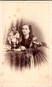 Hübsche Frau, Ringel, schönes Kleid, Blumen, 1860er CDV Foto, #2775 - Bild 1 von 2