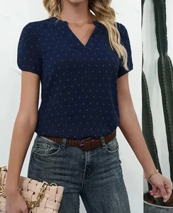 Shirt mit V-Ausschnitt und Tupfen - leichtes Slim Fit - Damen Kurzarm Freizeit Oberteil - Bild 1 von 5